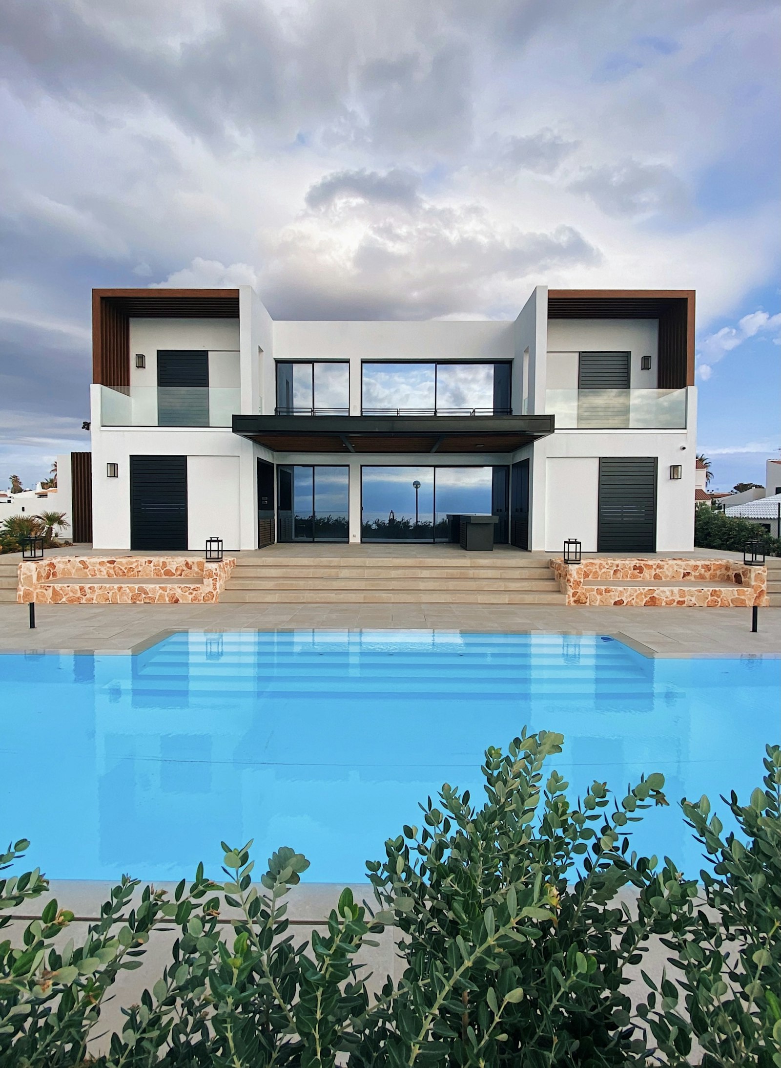 Villa contemporánea con madera natural